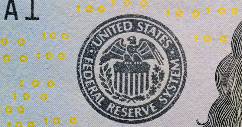 Primer plano del sello del Sistema de la Reserva Federal de Estados Unidos impreso en un billete de $100
