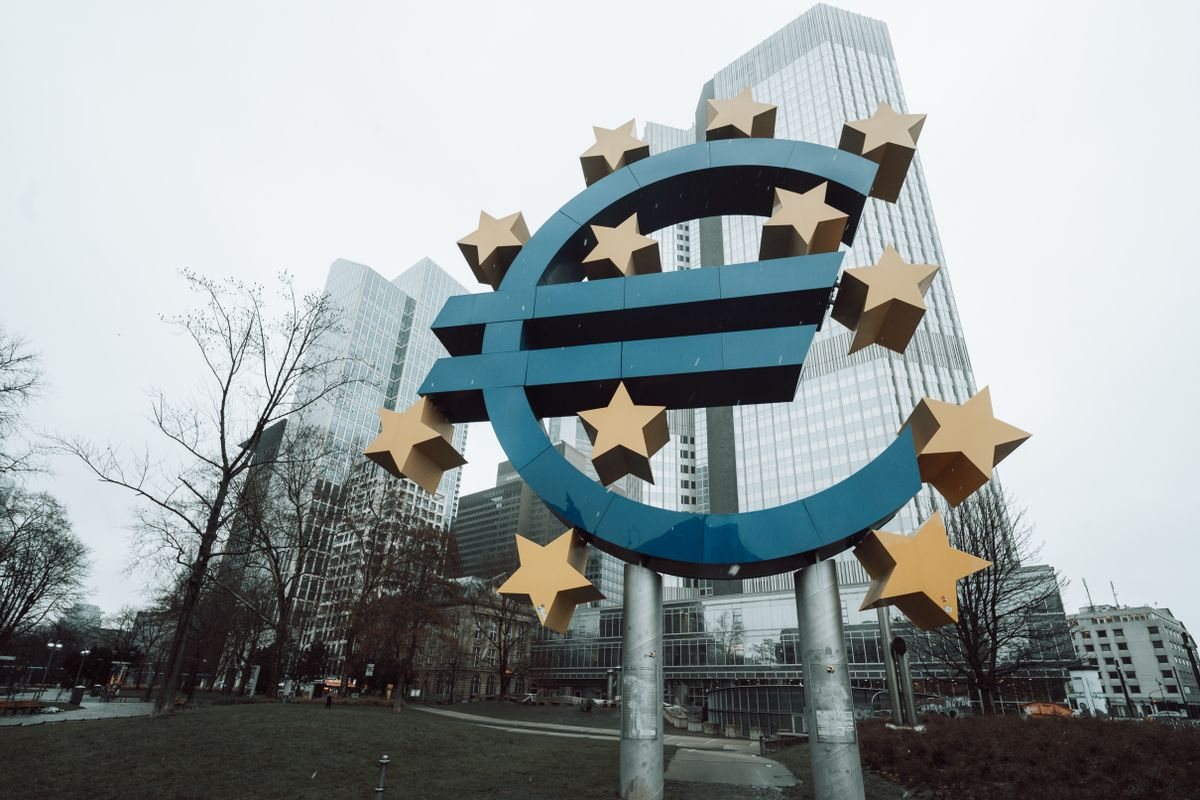 Escultura del símbolo del € frente a los rascacielos del distrito financiero de Fráncfort, sede del Banco Central Europeo.