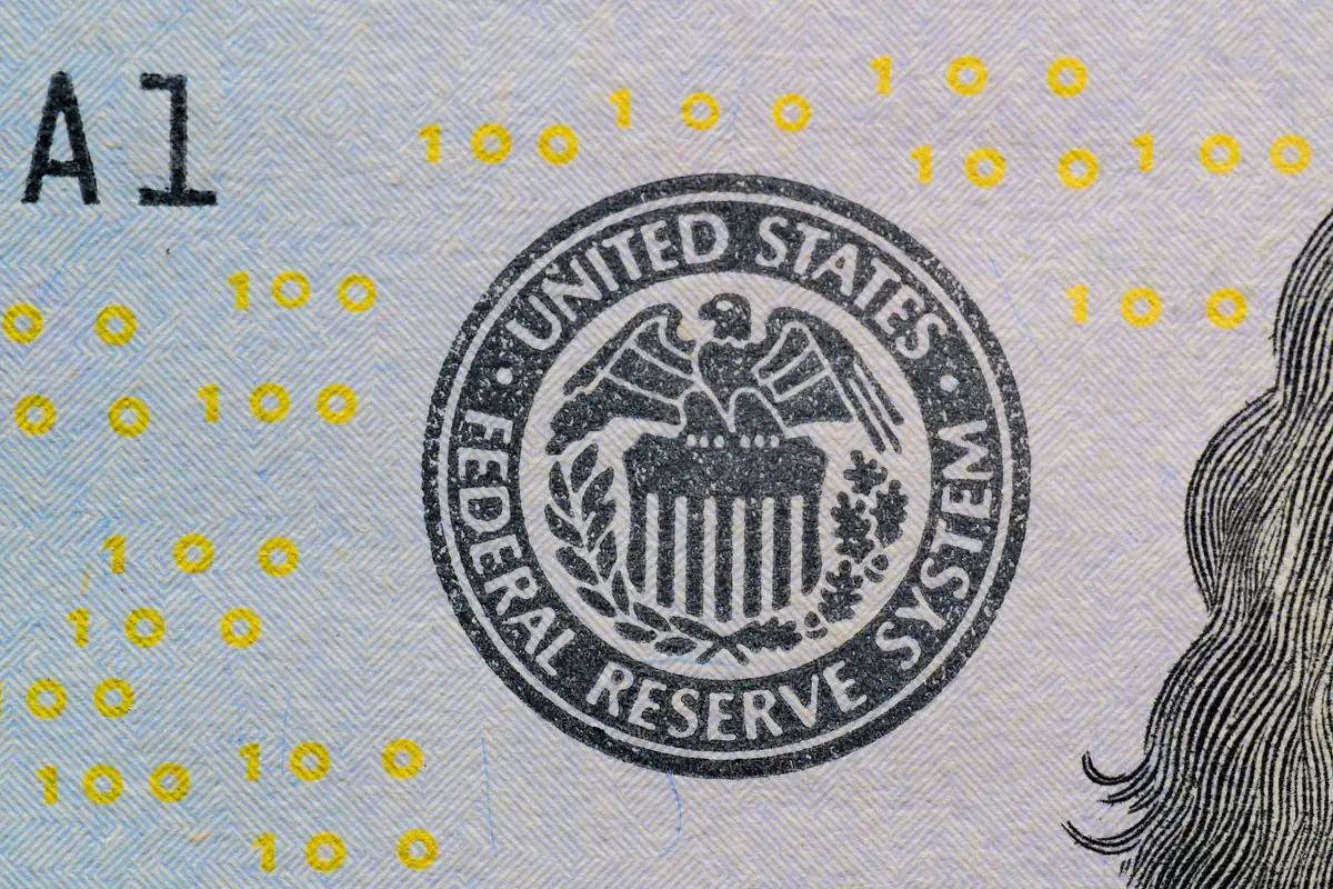 Primer plano del sello de la Reserva Federal de Estados Unidos impreso en un billete de cien dólares.