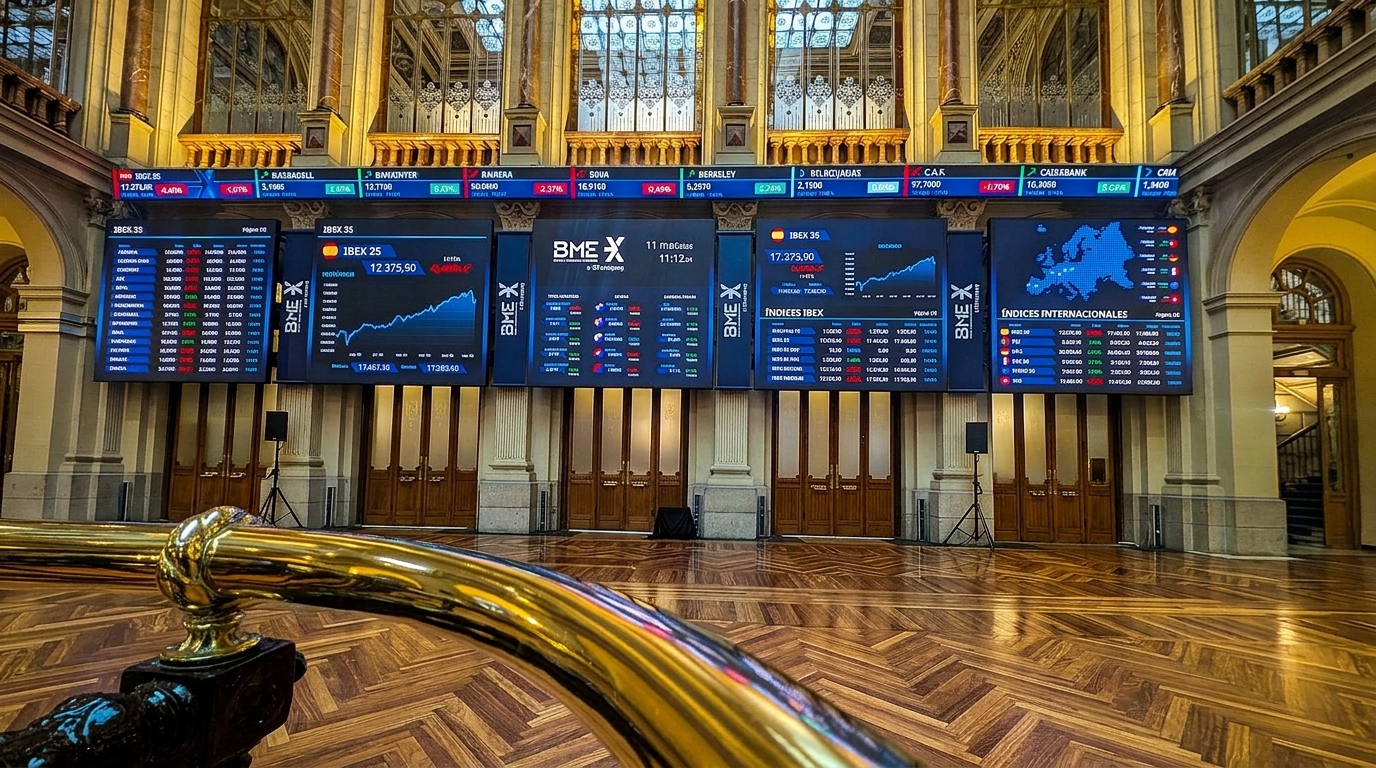 Interior del Palacio de la Bolsa de Madrid, con las pantallas que muestran la cotización del IBEX 35 y otros índices.