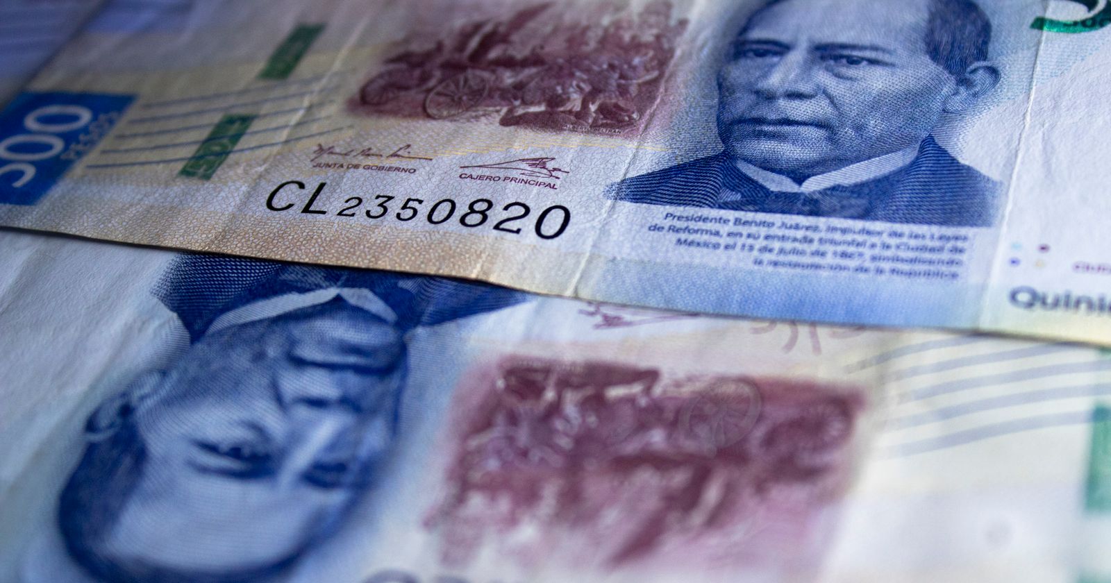 Primer plano de billetes mexicanos de 500 pesos con el retrato de Benito Juárez
