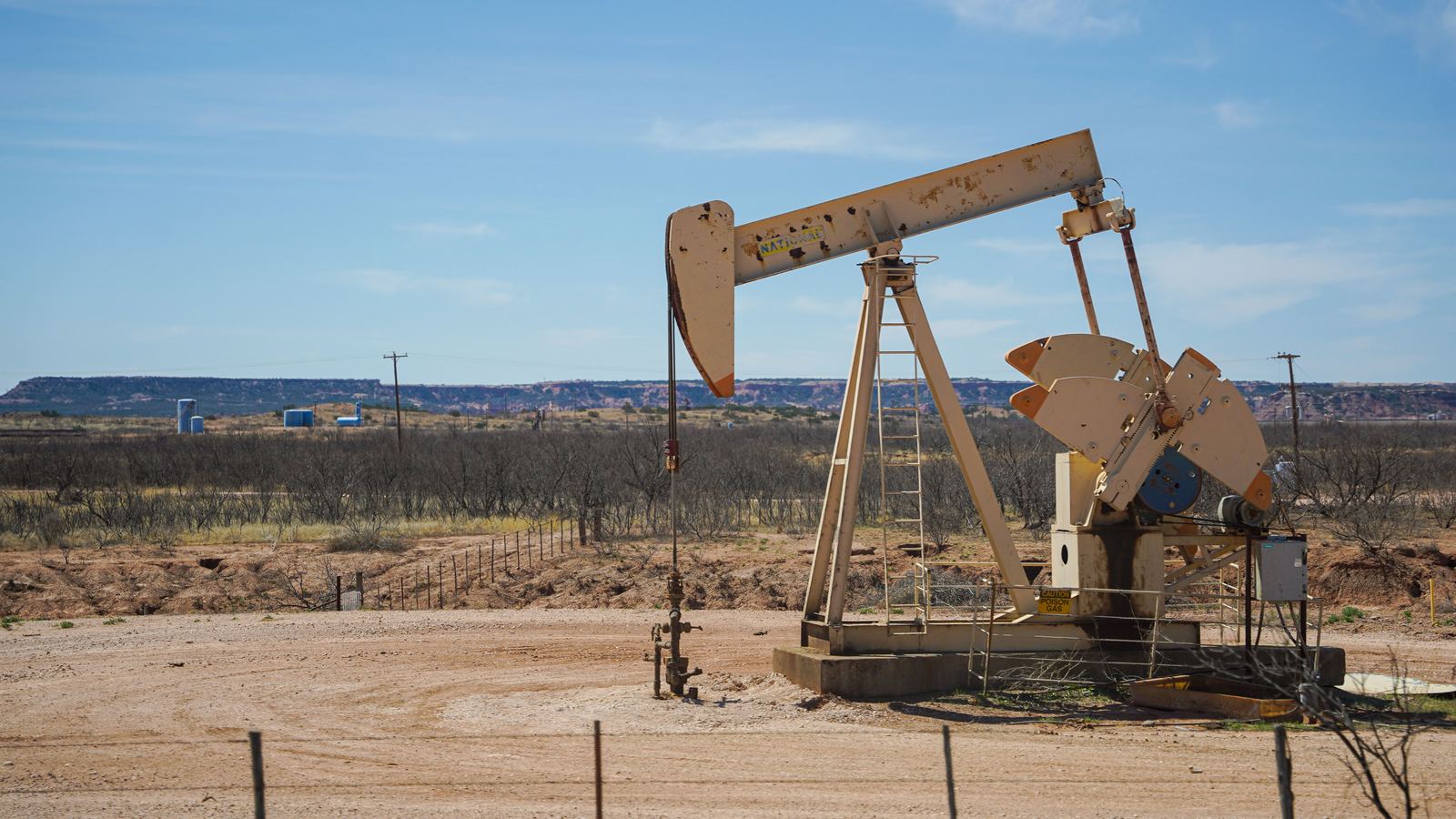 Bomba de extracción de petróleo tipo balancín en un campo petrolero